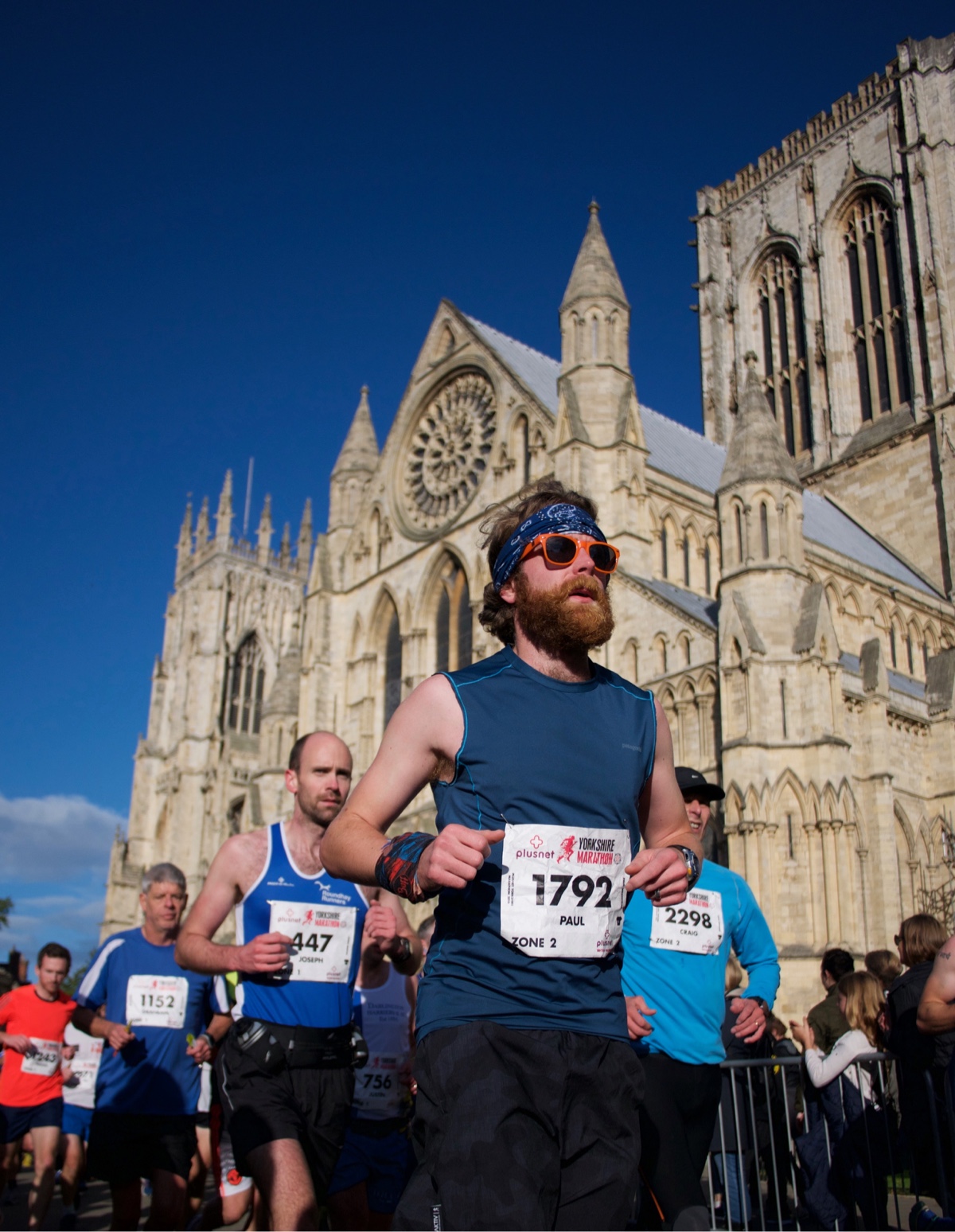 marathon runners infront of a catedral